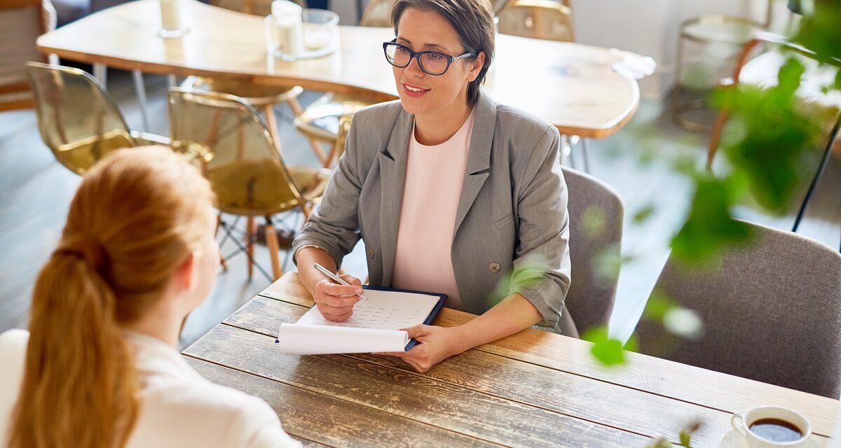 Tipps für Arbeitgeber: So finden Sie die richtige Passung jenseits klischeehafter Fragen 